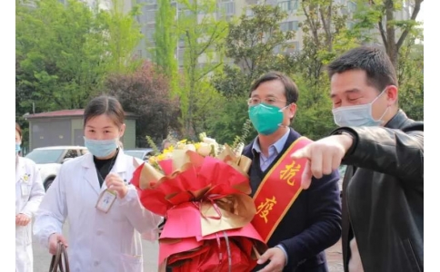 曾普華醫(yī)生抗疫歸來14天后走出隔離區(qū)：先來看看我的病人們！